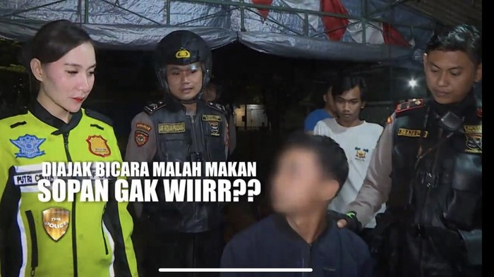 Polwan yang tegur pengunjung warung saat sedang makan